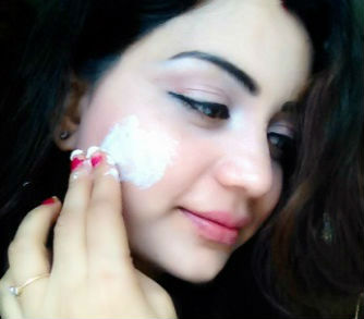 6 Homemade Facial Scrubs for Winter